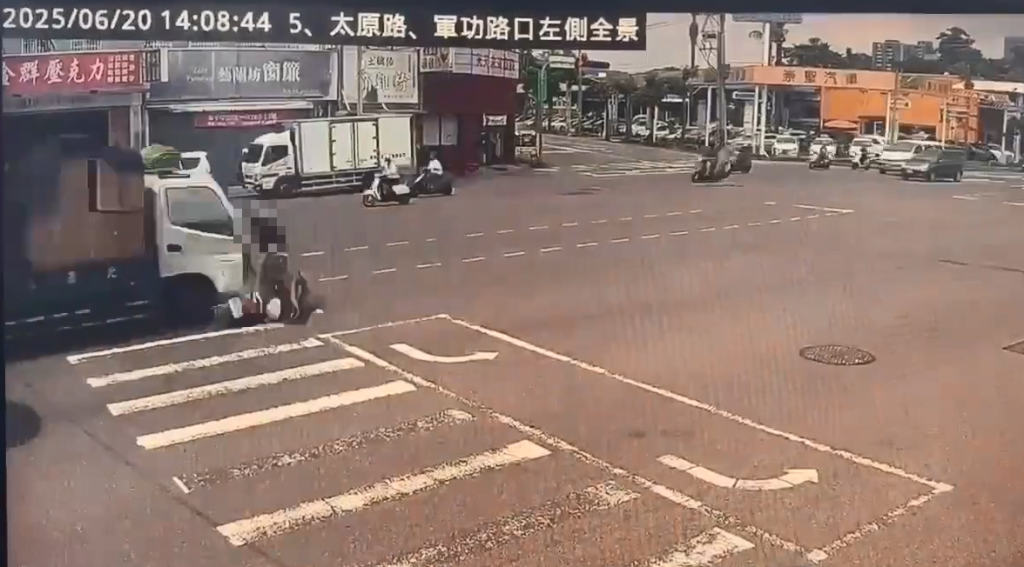 影／台中北屯騎士斑馬線違規迴轉遭撞身亡 路旁監視畫面曝光