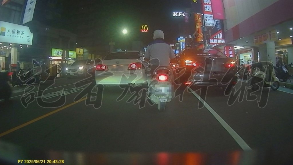 獨／違停之都？高雄最頭痛「瑞隆路」見誇張景象　騎士險成夾心餅乾