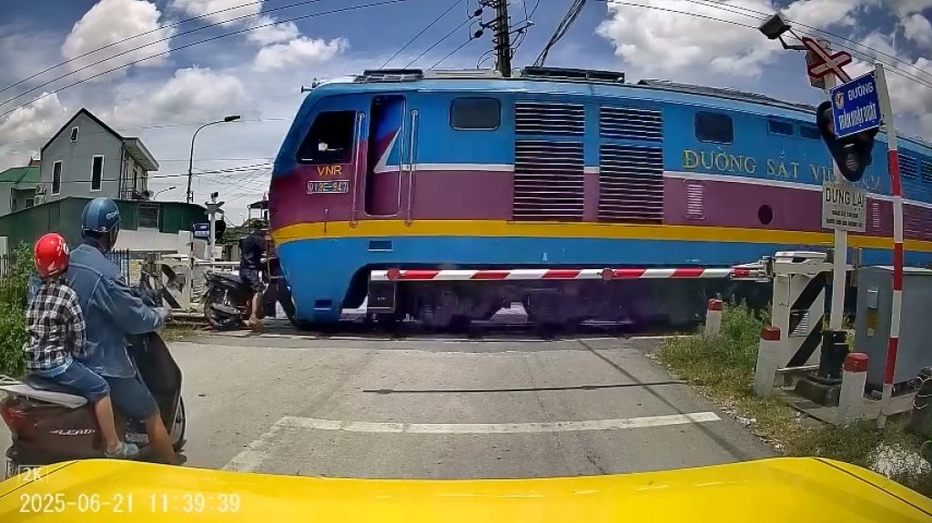 影／男騎士闖鐵軌「被柵欄卡住」！下秒遭列車撞飛5公尺亡　影片網路瘋傳　