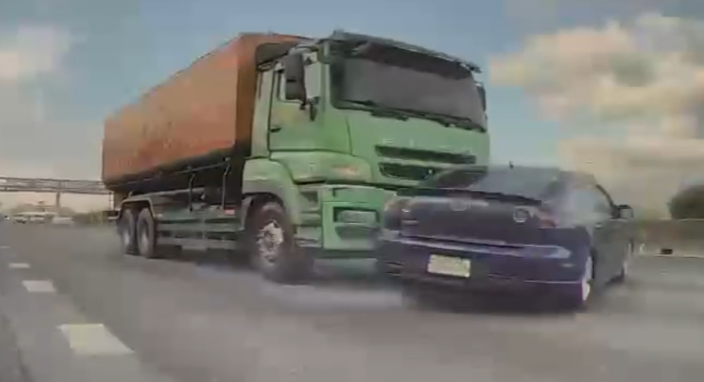 驚悚畫面曝光！ 　國道自小客車被大貨車撞擊迴轉180度撞護欄翻車