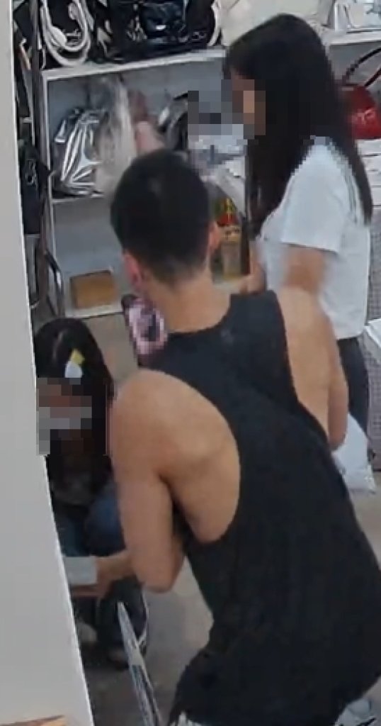 一中街飾品店偷拍！噁男趁女店員蹲下幫客人找東西手機偷拍　業者已報警