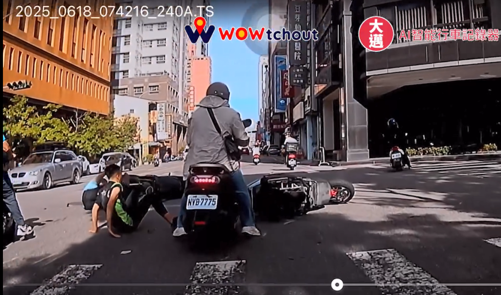 離奇車禍畫面！肇事機車「憑空出現」引熱議 網友笑：「異世界出口」