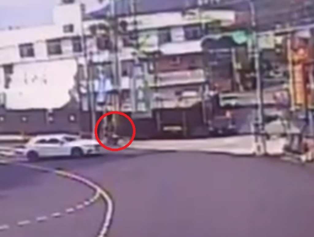 撞擊畫面光！　苗栗機車閃避轉彎自小客車撞電線桿