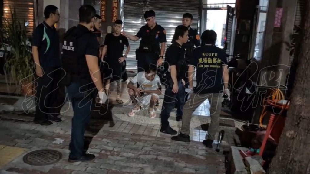 快訊／高雄茶行挨砸！警速逮2黑衣人　還有10多人在逃
