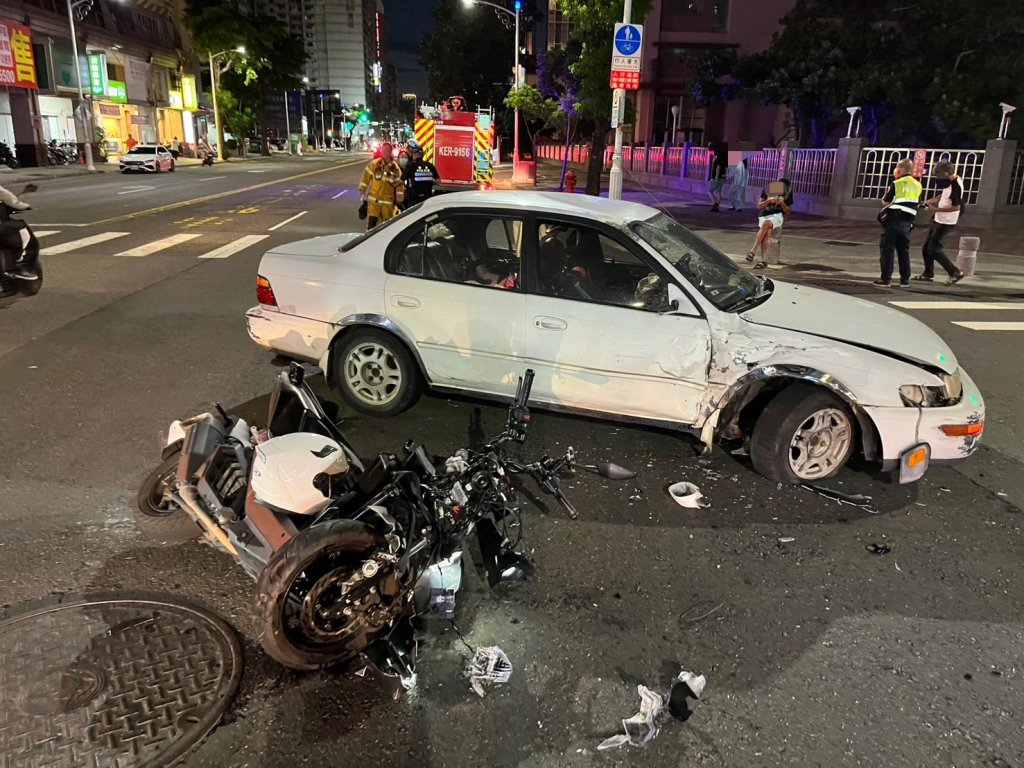 「曼巴」蛇頭全毀！20歲男遭自小客擊落噴飛 緊急送醫