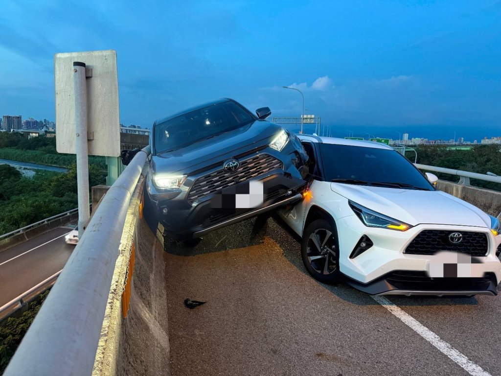 匝道驚見「疊車」！烏日男駕車恍神釀追撞　警方籲勿疲勞駕駛