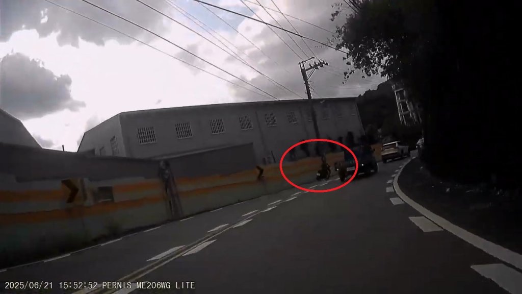 影／壓車過彎出事了！騎士急閃等紅燈貨車　衝對向自撞電線桿