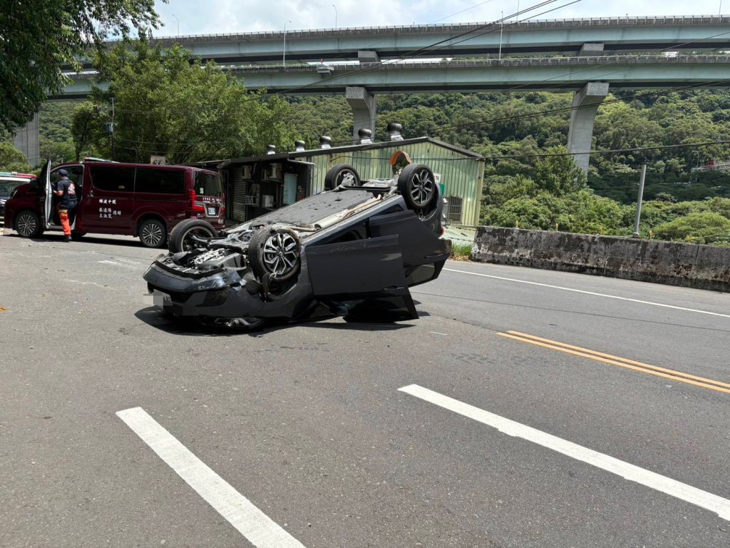 疑身體不適失控翻車　泰山6旬翁自撞山壁「四輪朝天」