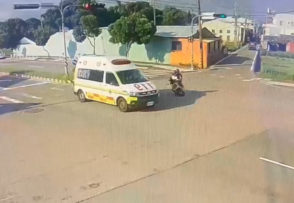 撞擊畫面曝光！台中救護車與機車相撞　3人受傷送醫機車騎士高中生無照騎車