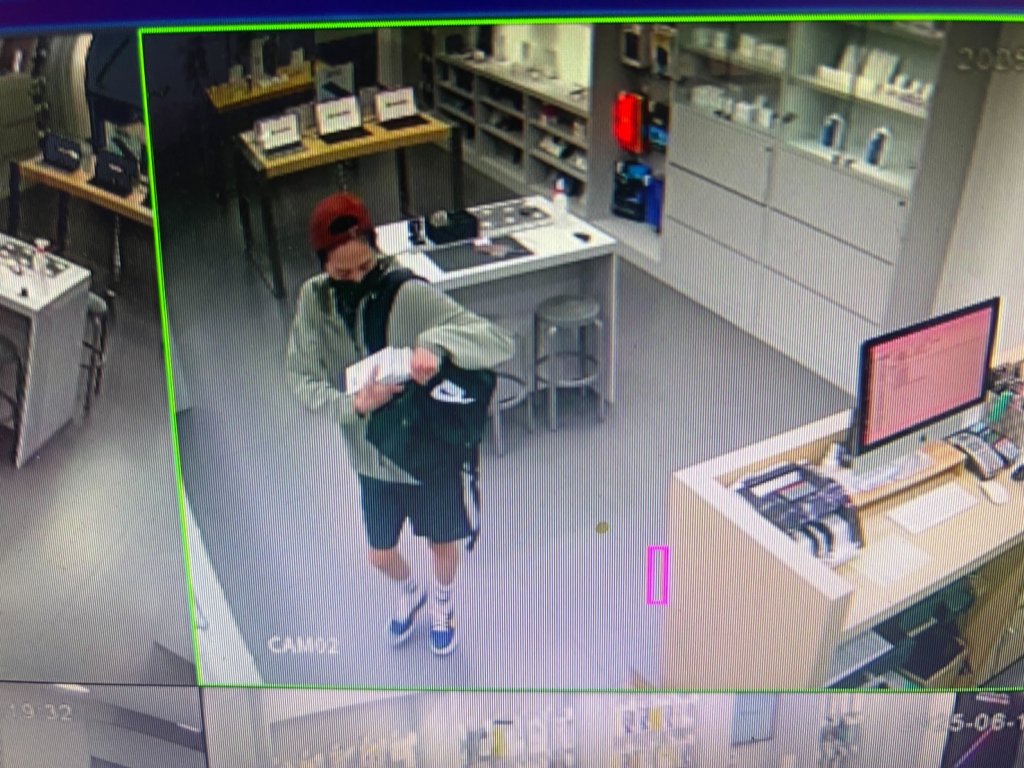 影／雲林手機大盜！趁隙偷走3隻iPhone 16 Pro塞進包　店家PO出監視器求指認