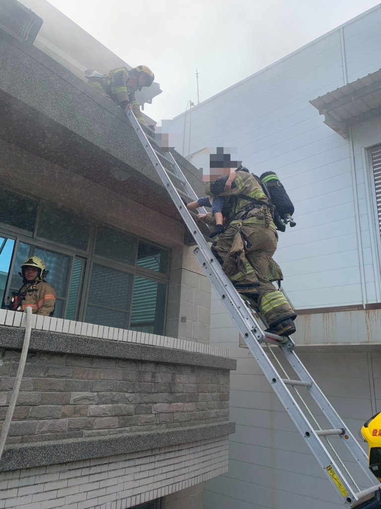 台南安南工廠大火！3人陽台受困　警消架梯火速救援