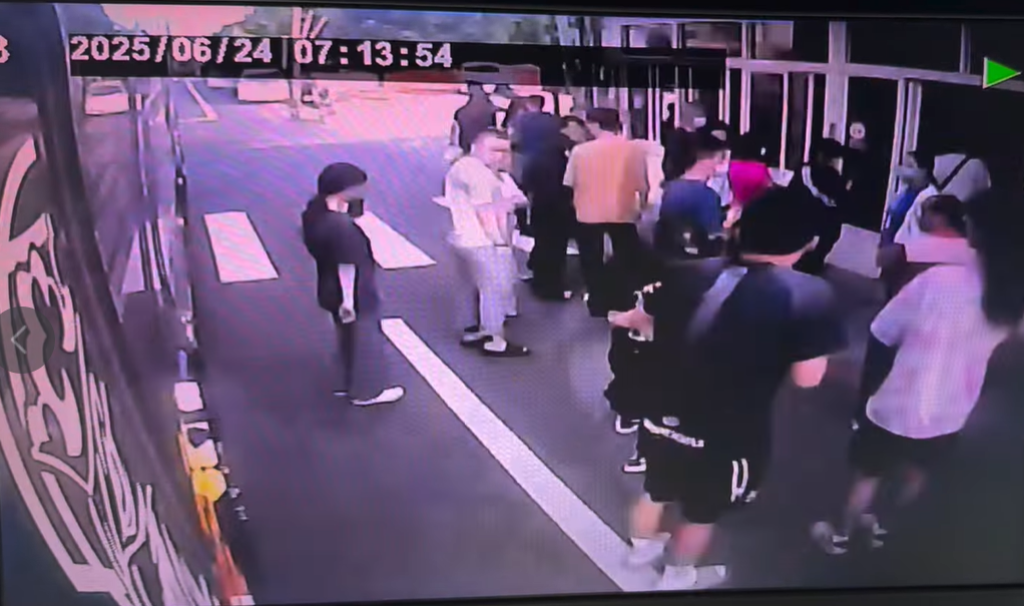 影／要吃不要命？秀水湯包排隊排到馬路上 年輕女子險遭撞