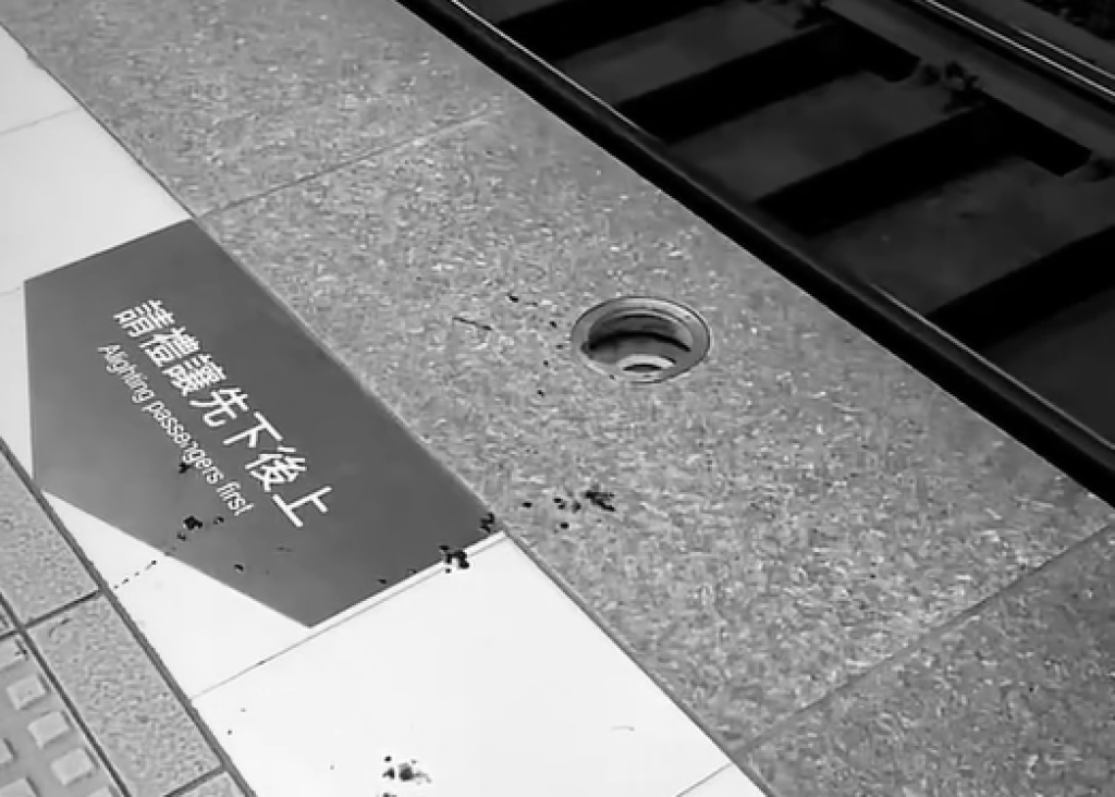 影／台鐵濺血！乘客南港站下車「腳陷燈泡蓋」噴血縫多針　PO文問：能否求償？