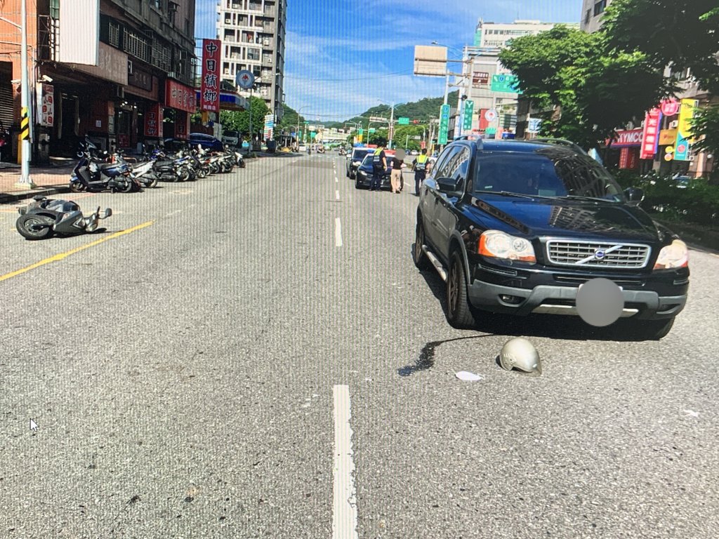 龜山7旬翁左切闖「瑞典坦克」A柱死角遭撞擊　倒地翻滾面部擦挫傷