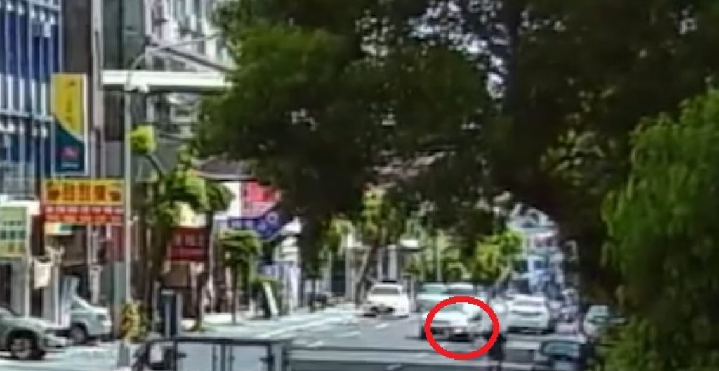 撞擊畫面曝光！苗栗78歲騎機車欲左轉過馬路　遭自小客車撞倒受傷