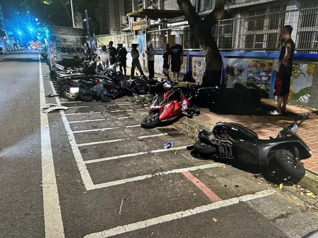 刷整排車太狂！中壢深夜飆車糾紛釀連環撞　14車遭殃還扯出毒品菸彈！