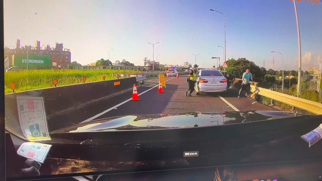 影／國1匝道遇攔查！轎車「車門猛開」跳出3人逃逸　警傻眼猛追