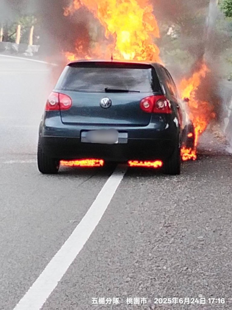 國道1號內壢出口火燒車！ 　駕駛急逃生