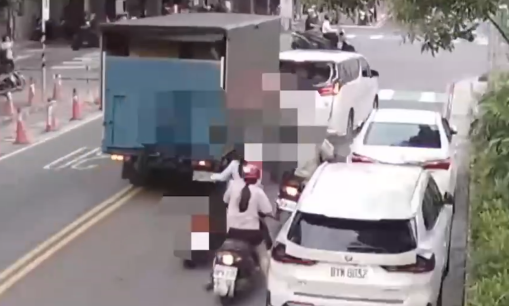 撞擊畫面曝光！板橋駕照註銷小貨車追撞路口5車　釀4人受傷1人昏迷