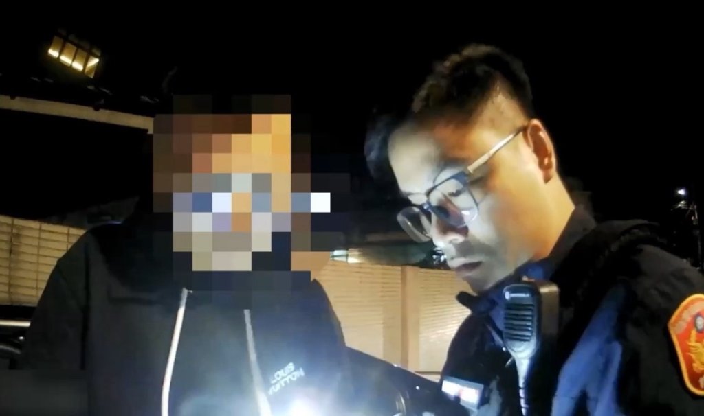 有片／巡邏警盤查違停轎車　驚見駕駛「這動作」當場查獲毒品