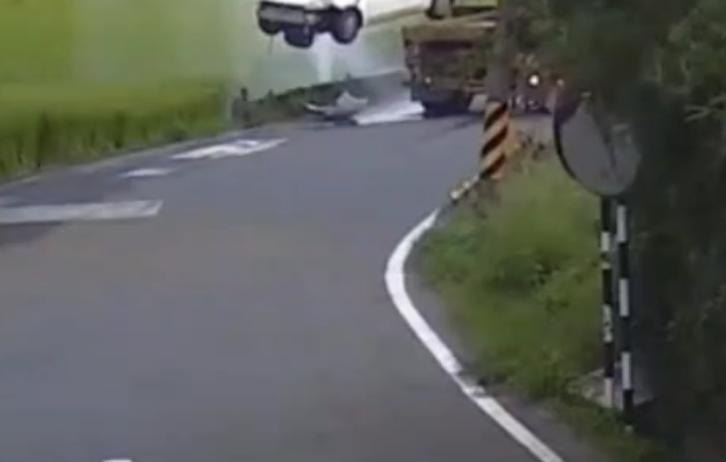 車子被噴到懸空？　桃園自小客車撞破路邊水管噴泉奇景曝光