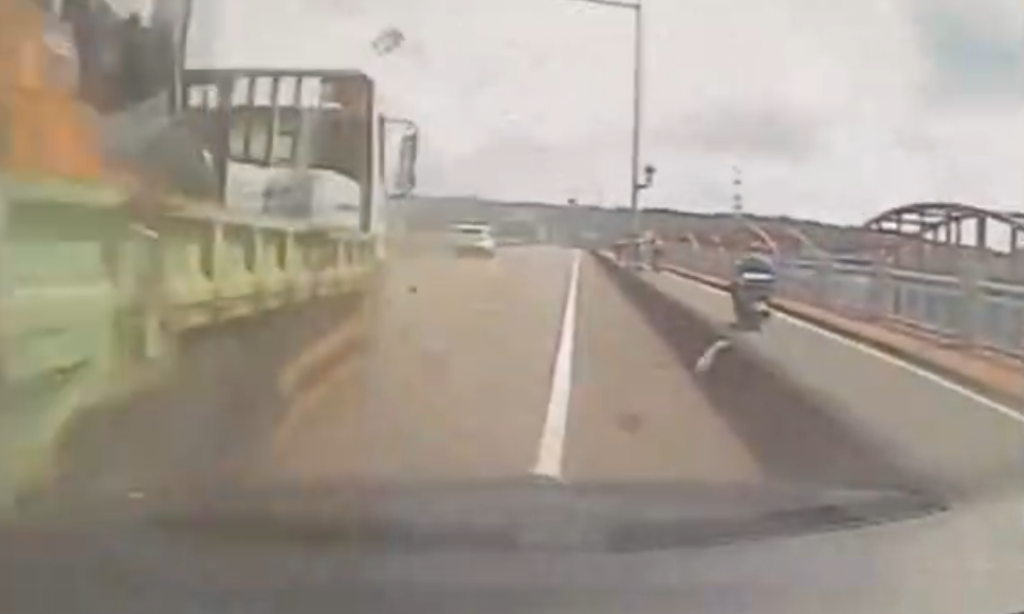 撞擊畫面曝光！　彰化警方處理車禍停路邊遭貨車擦撞