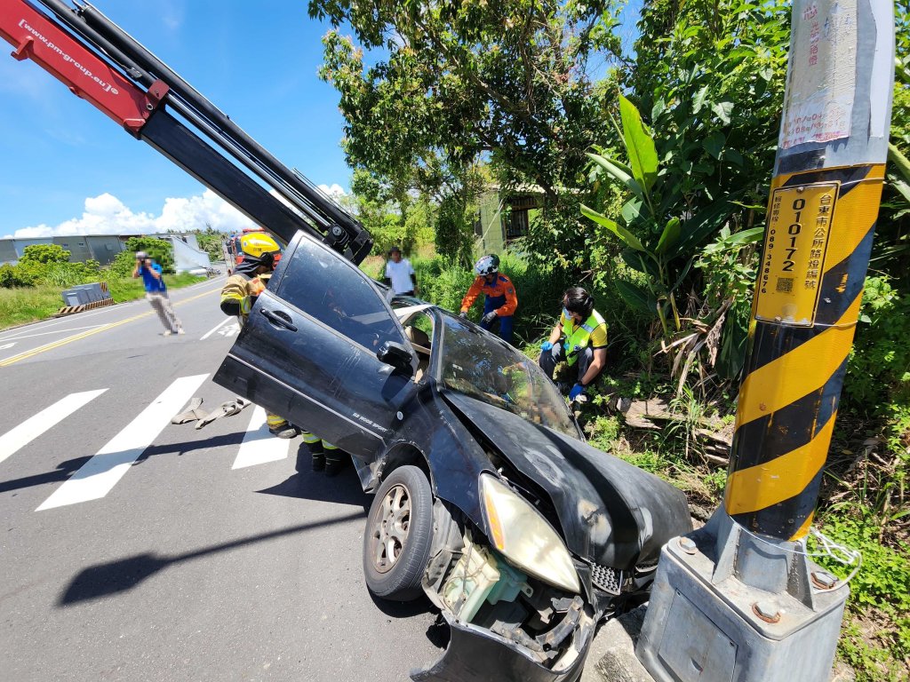 台東自小客車衝落水溝卡住！ 　車內3人一度受困1名女童送醫
