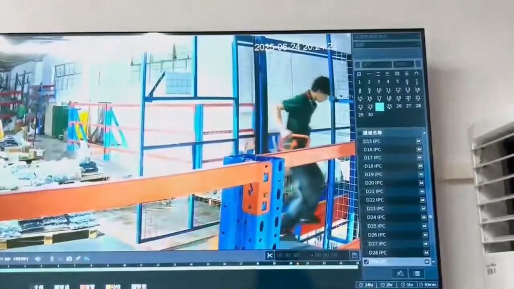 影／工作滑手機出事了！沒注意升降梯還沒來「一腳踩空」　人跟拖板車掉下去