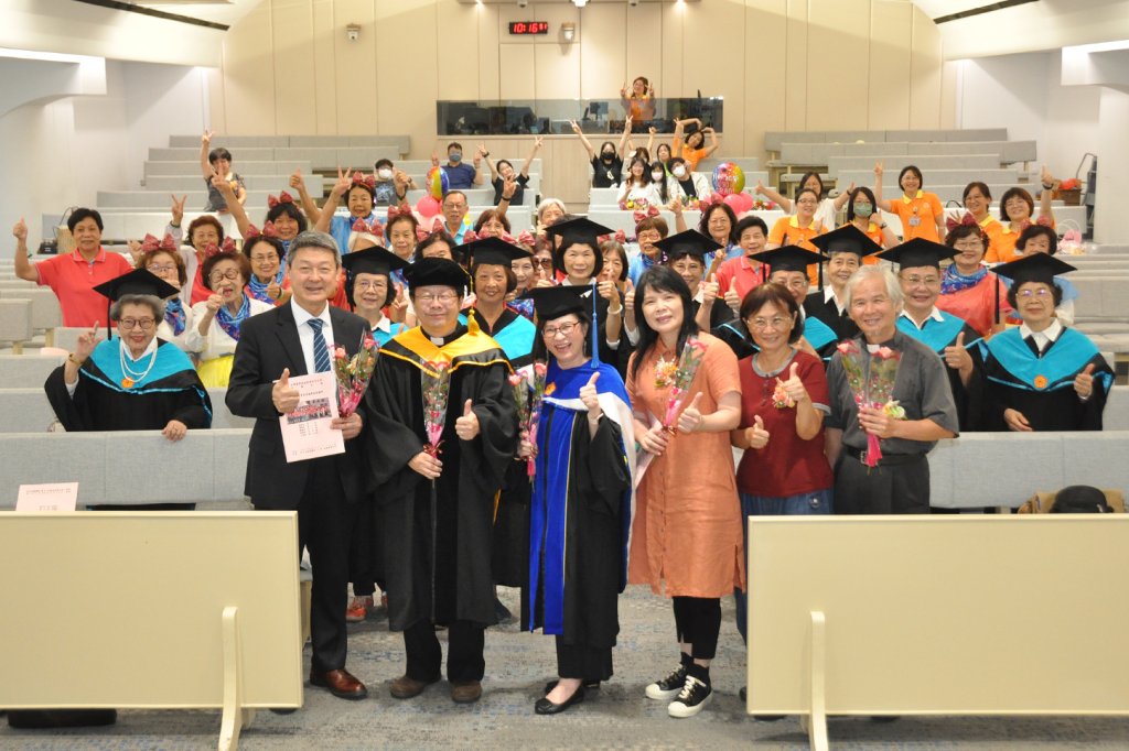 松年大學彰基分校畢典 6名博士學班及3名學士班歡樂畢業