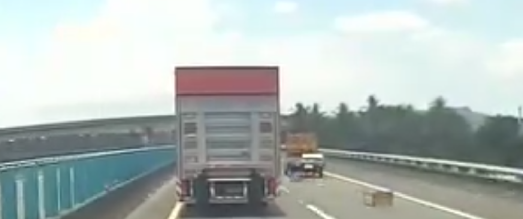 驚險畫面曝光！　國道貨車載運木製桌掉路面險砸車