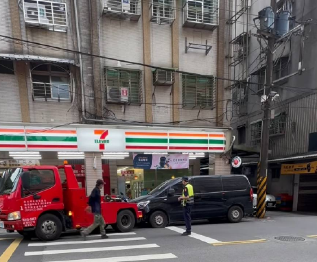 現場畫面曝光！汐止拖吊違停廂型車釀爆胎　拖吊業者賠3000和解