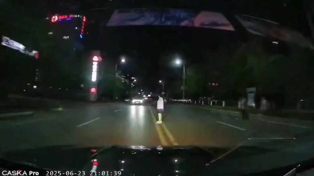 影／2車互閃遠光燈釀禍！視線一片白「沒看到路人站路中央」　下秒把人撞飛影片瘋傳