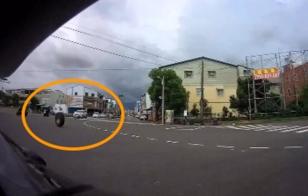 影／輪胎出走台南街頭！柳營路口驚見「孤輪亂竄」騎士全嚇傻