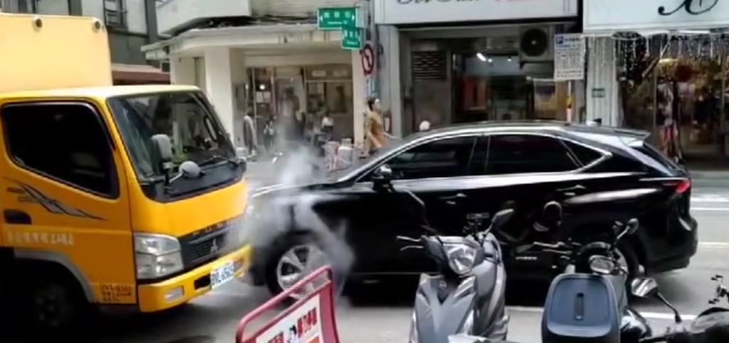 桃園74歲阿北出事了！ 　撞車還猛踩油門燒胎