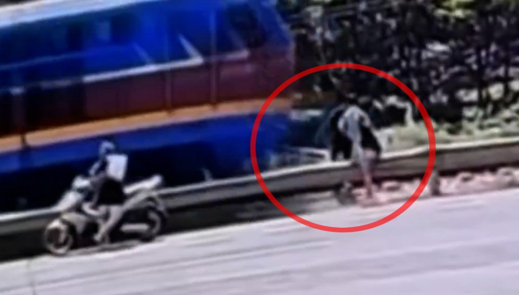 影／抄捷徑翻越鐵道柵欄！越男下一秒被火車撞飛當場亡　事發影片曝光