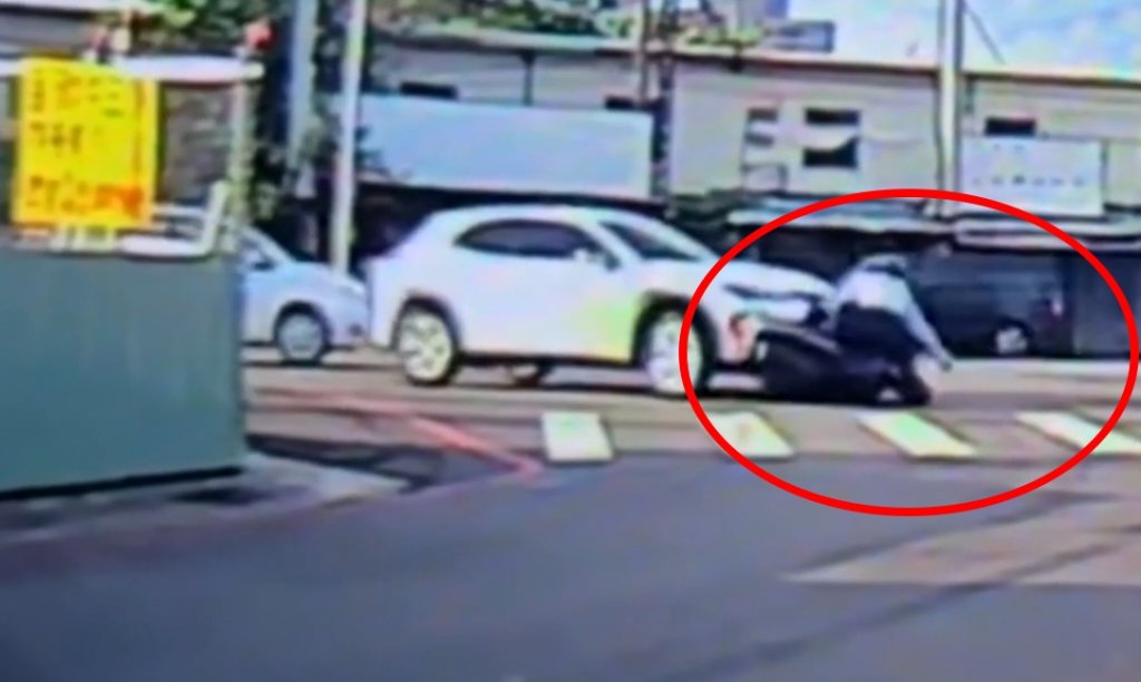 右轉視線死角釀禍！台中轎車撞上直行機車　騎士人車倒地畫面曝
