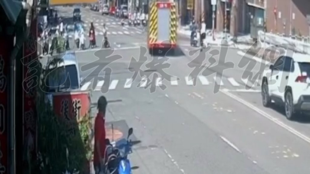 快訊／驚悚撞擊瞬間曝！高市消防車「撞飛」女騎士　全程畫面都錄下