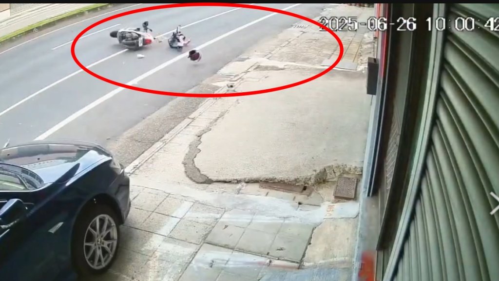 沒煞車直衝！彰化女騎士自撞停車　人車噴飛重摔頭部送醫