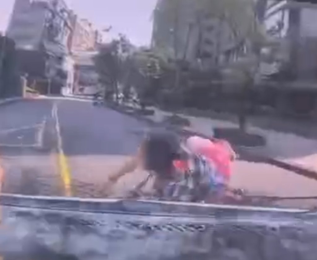 走斑馬線竟遭撞飛！北市內湖女行人過馬路遭左轉車猛撞倒地