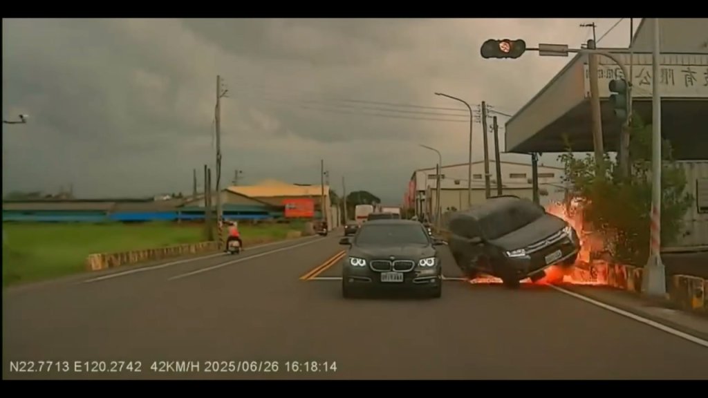 影／超車帶特效！休旅車自撞變電箱爆火花　失控衝對向再撞電線桿、圍牆