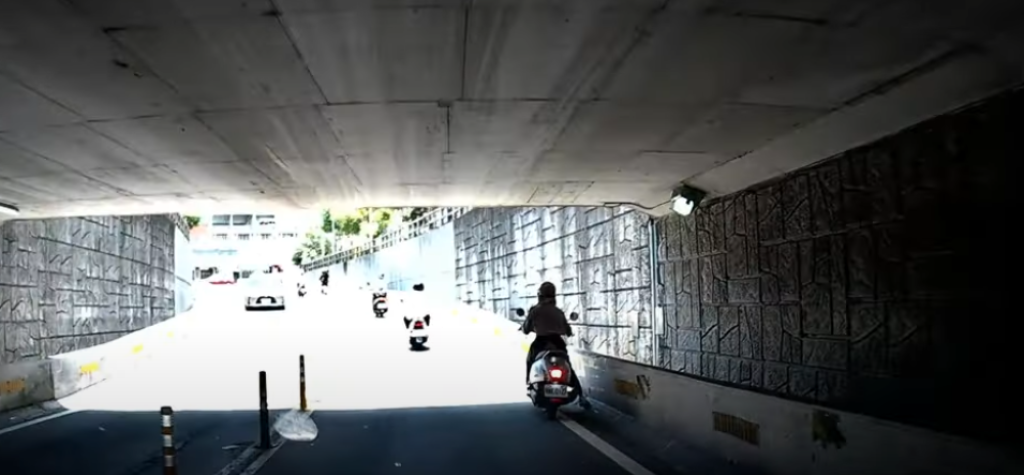 誇張！苗栗機車女騎士竟停地下道躲太陽　路過駕駛幹譙
