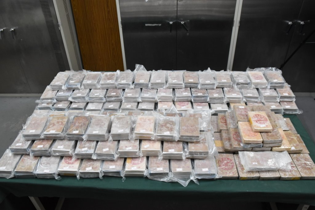 男路倒送醫外套藏2枝槍　警追查不得了！家藏15億海洛因磚、700多發子彈