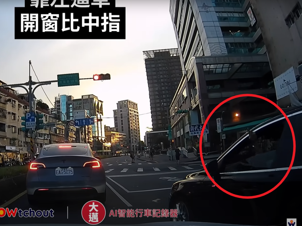 男不滿「被叭」攔車比中指爆肢體衝突...身分曝光疑「慈濟師兄」