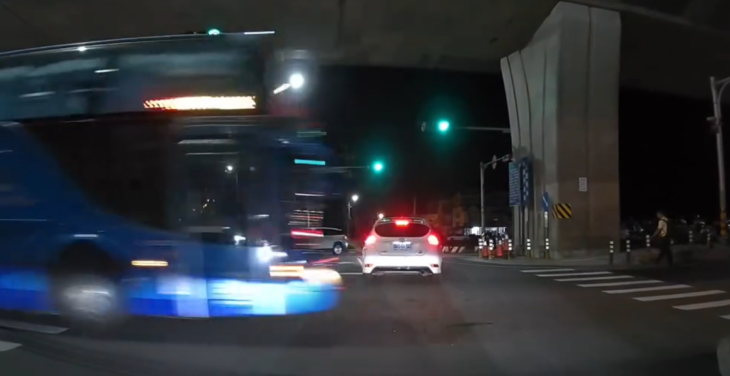葛瑪蘭客運闖紅燈！　業者：駕駛立即停派召回矯正教育