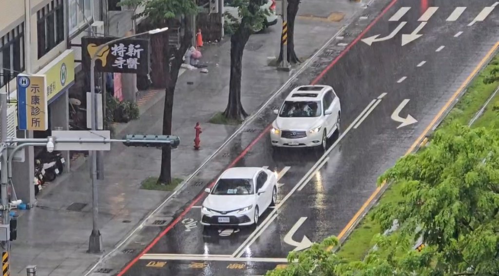 快訊／雷雨炸高雄！「高雄機場停止地面作業」部分航班延誤