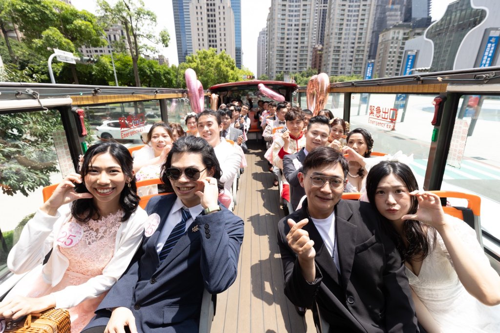 幸福巴士送進愛的殿堂　台中市50對新人市府甜蜜完婚