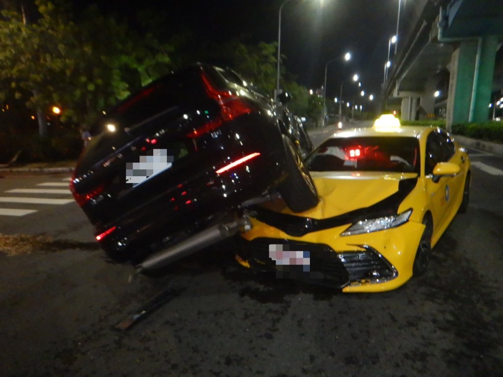 高雄黑色休旅左轉遭直行小黃撞飛　車尾懸空卡前擋