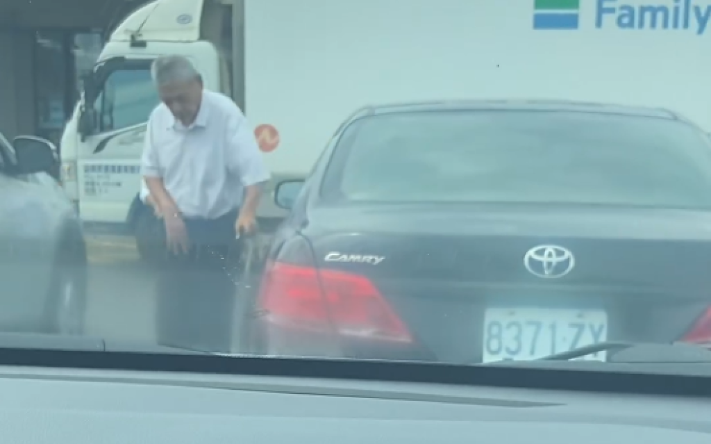 影／硬要開車！屏東阿伯「走路狂抖」攙扶進駕駛座　嚇呆目擊者：要害死誰