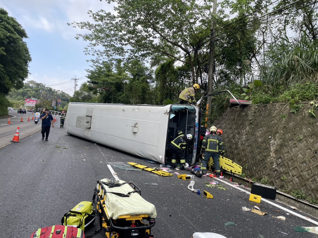 新竹北埔遊覽車翻覆！司機OHCA送醫不治　導遊重傷搶救中