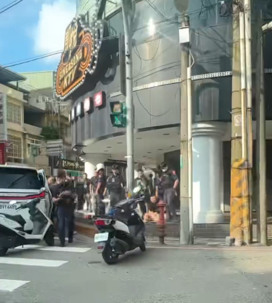 男子酒醉中壢KTV門口情緒激動！　警帶回管束